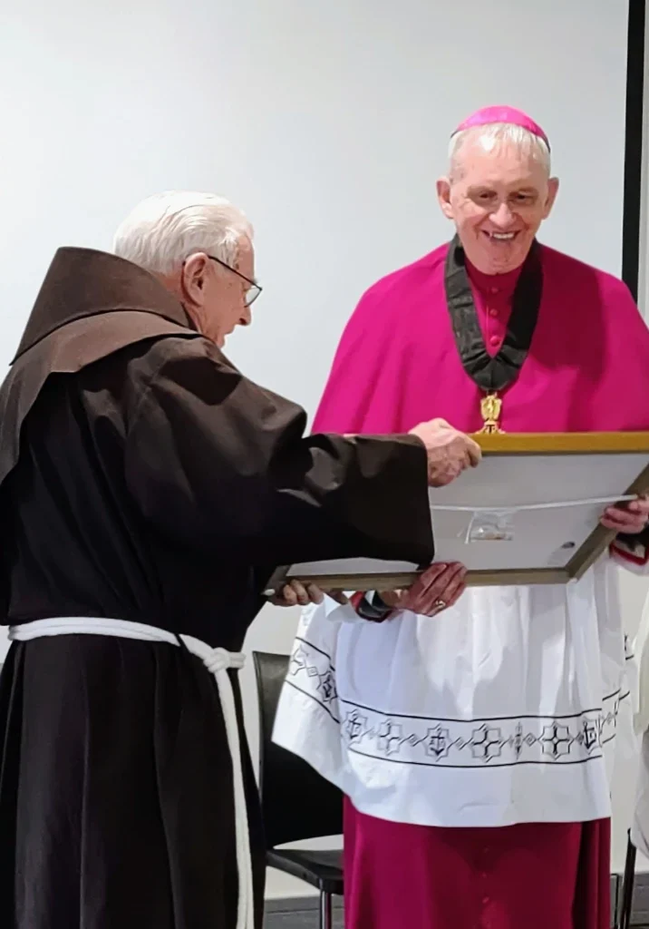 presentation-of-the-award-to-bishop-patrick